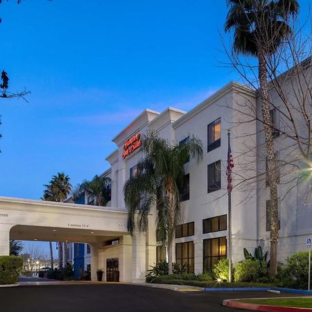 Hampton Inn & Suites Tulare Eksteriør billede