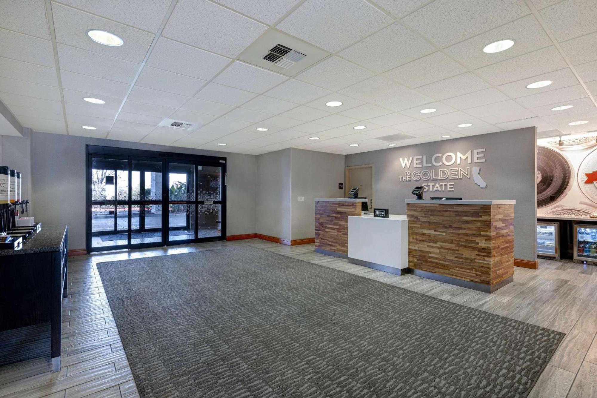 Hampton Inn & Suites Tulare Eksteriør billede