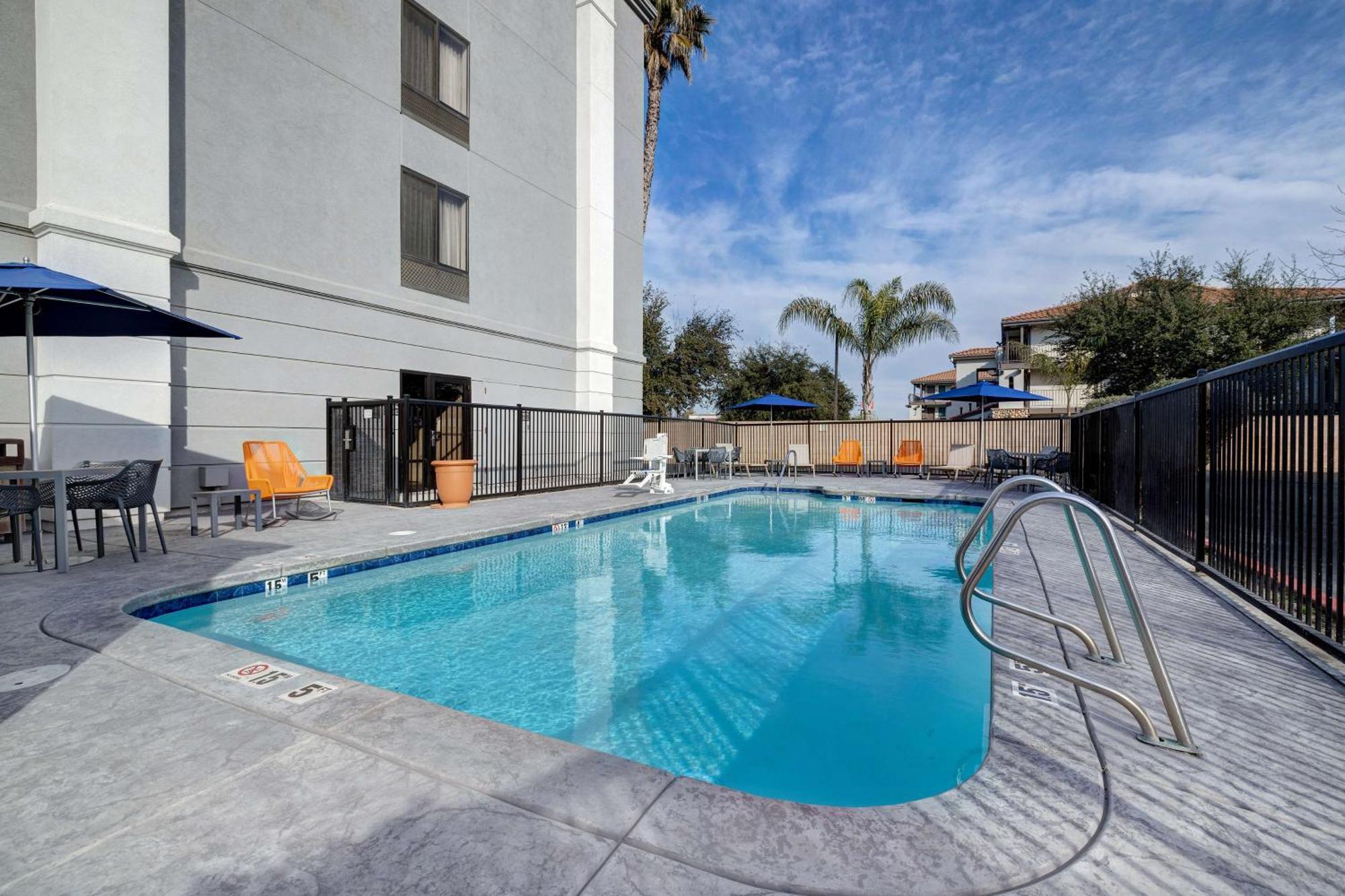 Hampton Inn & Suites Tulare Eksteriør billede